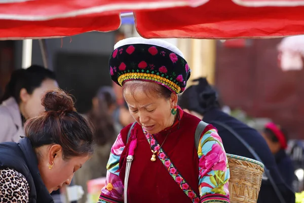 Mulher Várias Minorias Étnicas Yunnan Com Suas Roupas Tradicionais Mercado — Fotografia de Stock