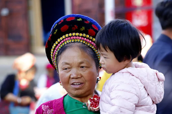Žena Dítě Etnické Menšiny Yunnanu Svými Tradičními Oděvy Trhu Zhoucheng — Stock fotografie