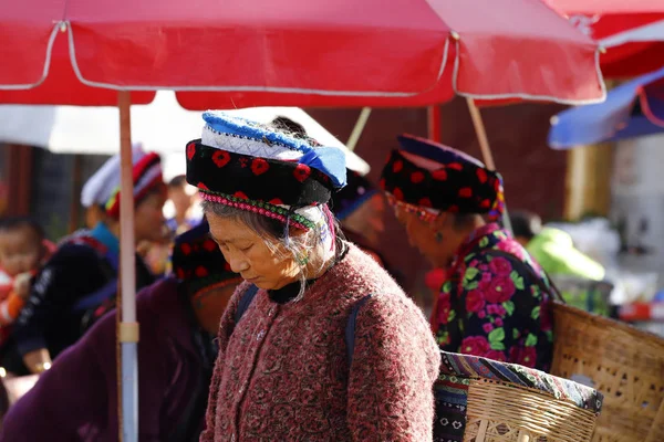 Mulher Várias Minorias Étnicas Yunnan Com Suas Roupas Tradicionais Mercado — Fotografia de Stock
