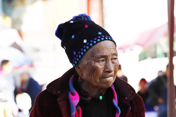 Donna Varie Minoranze Etniche Dello Yunnan Con Loro Vestiti Tradizionali — Foto Stock