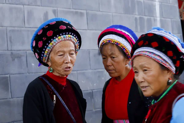 Ženy Různých Etnických Menšin Yunnan Jejich Tradiční Oblečení Trhu Vesnice — Stock fotografie
