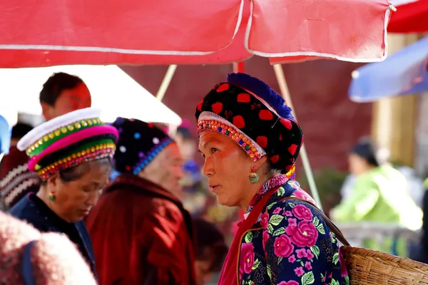 Γυναίκα Από Διάφορες Εθνοτικές Μειονότητες Του Γιουνάν Παραδοσιακά Ρούχα Τους — Φωτογραφία Αρχείου