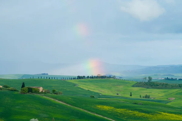 Λόφοι με ουράνιο τόξο. Val d'Orcia τοπίο την άνοιξη. — Φωτογραφία Αρχείου