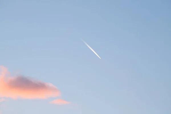 The wake of an airplane at sunset. Val d'Orcia, Siena, Tuscany, — Stock Photo, Image