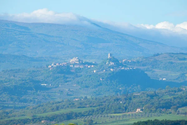 Val d'Orcia landschap in de lente. Heuvels van Toscane. — Stockfoto