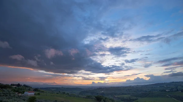 Paisagem da Toscana: colinas, fazendas, oliveiras, ciprestes , — Fotografia de Stock