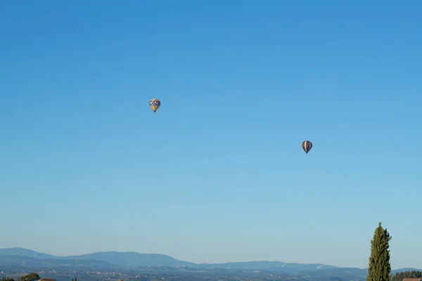 Воздушные шары, летящие на холмах Кьянти, Тоскана, Италия — стоковое фото