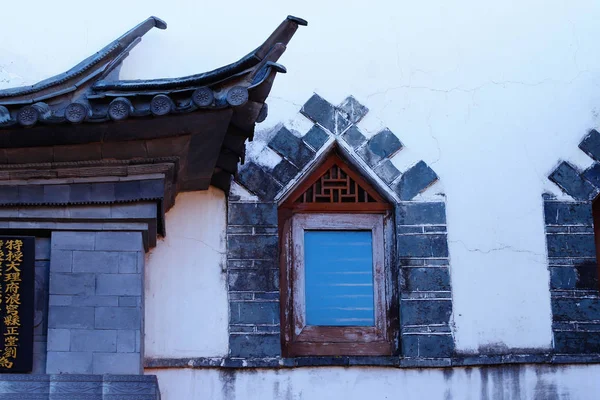 Eski Çin köşeleri, tarihi ce eski bir evde bir pencere — Stok fotoğraf