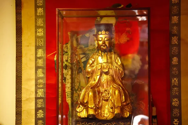 Esquinas de la antigua China, una estatua de oro en casas antiguas en la historia — Foto de Stock