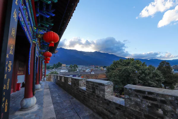 Vista desde la puerta norte de la antigua ciudad de Dalí, casco antiguo o —  Fotos de Stock