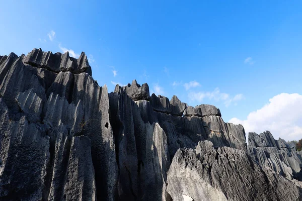 윈난의 돌숲 풍경. 이것은 석회암 형식입니다. — 스톡 사진