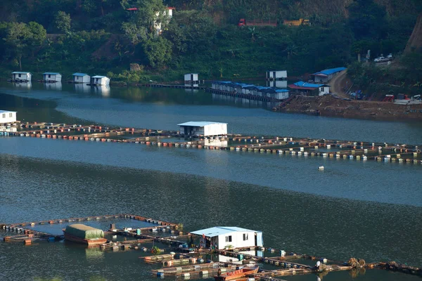 Fischfarmen entlang des Roten Flusses (Yuan-Fluss) in Yunnan, China — Stockfoto
