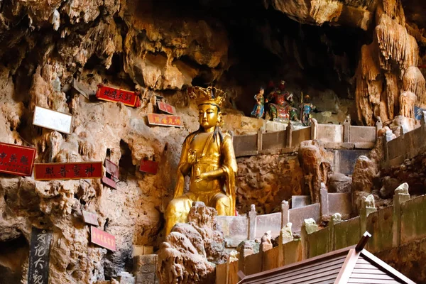 Pomnik Boga w Jianshui Swallow Cave w prowincji Yunnan, Chiny — Zdjęcie stockowe