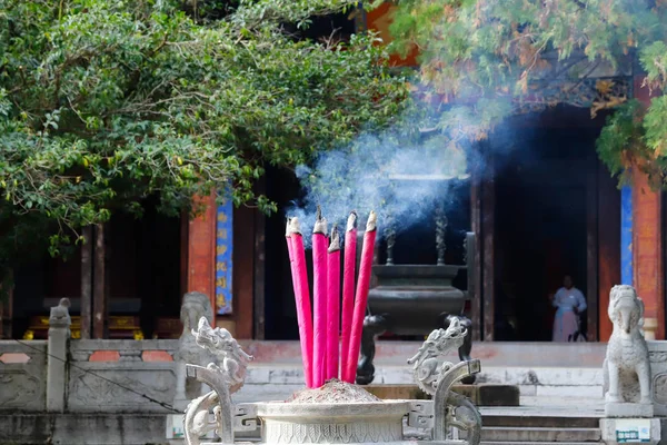 中国孔庙的蜡烛。中国云南建水 — 图库照片