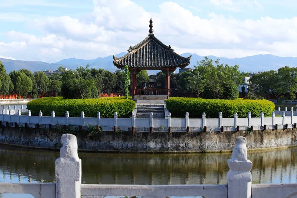 Сад в храме Конфуция, Китай. Цзяньшуй, Юньнань, Китай — стоковое фото