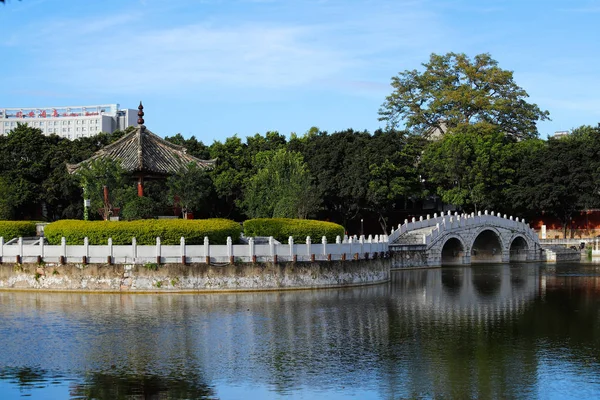 Ο κήπος στο ναό του Κομφούκιου, Κίνα. Τζιανσούι, Γιουνάν, Κίνα — Φωτογραφία Αρχείου