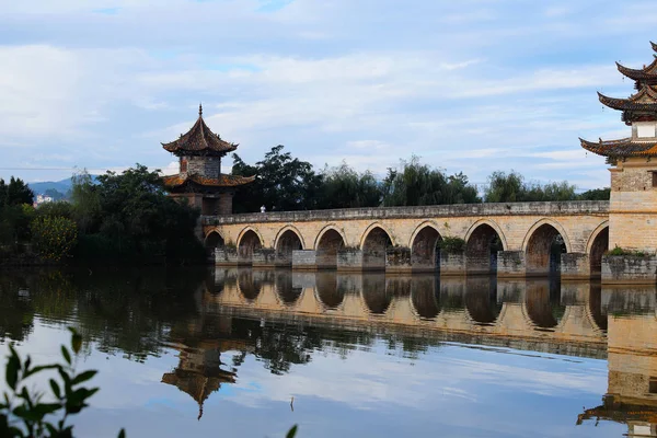 Ponte chinesa velha. A antiga Ponte Shuanglong (Ponte Seventeen Span) perto de Jianshui, Yunnan, China — Fotografia de Stock