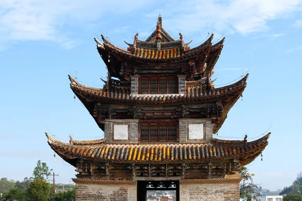 Старый китайский мост. Древний мост Шуанлун (мост Севентин Спан) вблизи Цзяньшуй, Юньнань, Китай — стоковое фото