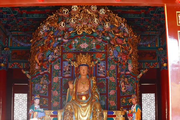 中国云南昆明大型佛教建筑群燕通寺的雕像 — 图库照片