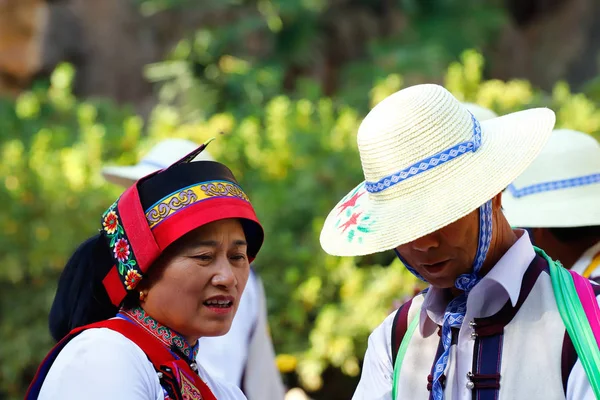 Mensen met traditionele kostuums in het stenen bos in Yunnan. — Stockfoto