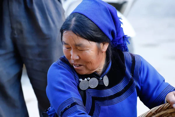 Uma mulher de roupas típicas em uma aldeia no sul de Yunnan, China — Fotografia de Stock