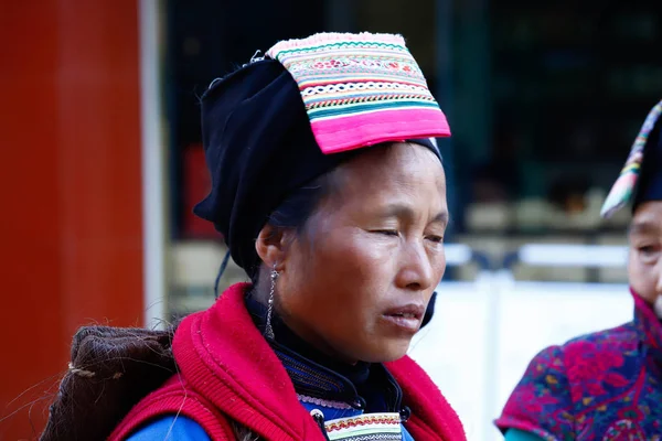 Una donna in abiti tipici in un villaggio nel sud dello Yunnan, in Cina — Foto Stock