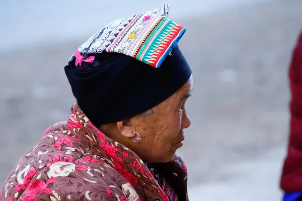 Una donna in abiti tipici in un villaggio nel sud dello Yunnan, in Cina — Foto Stock
