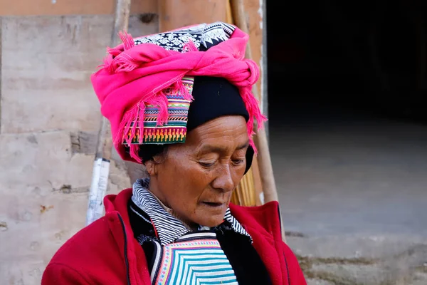 Una mujer vestida con ropa típica en un pueblo en el sur de Yunnan, China — Foto de Stock