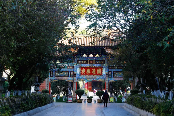 Храм Яньтун, большой буддийский комплекс в Куньмине. Юньнань, Китай — стоковое фото