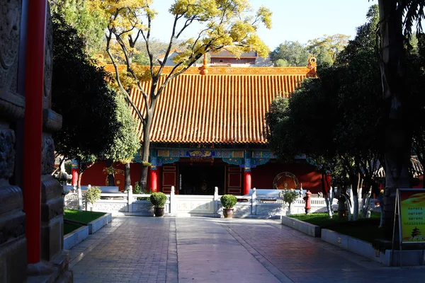 O Templo Yantong, um grande complexo budista em Kunming. Yunnan, China — Fotografia de Stock