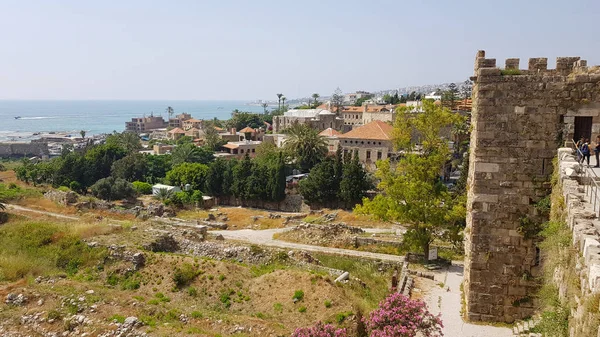 Widok na archeologiczny obszar Byblos z zamku Crusader. Byblos, Lebano — Zdjęcie stockowe