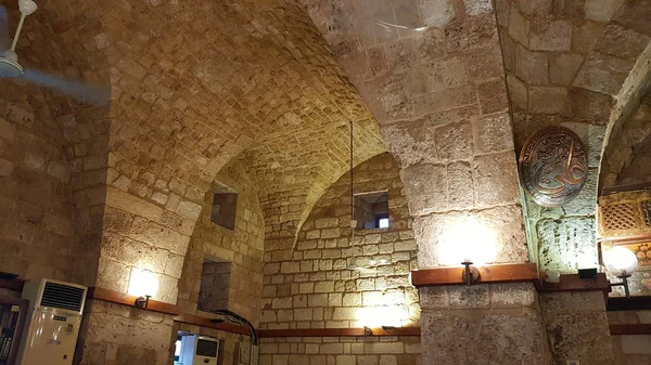 Интерьер замка крестоносцев в Триполи или Цитадели Раймона де Сен-Жиля, Ливан — стоковое фото