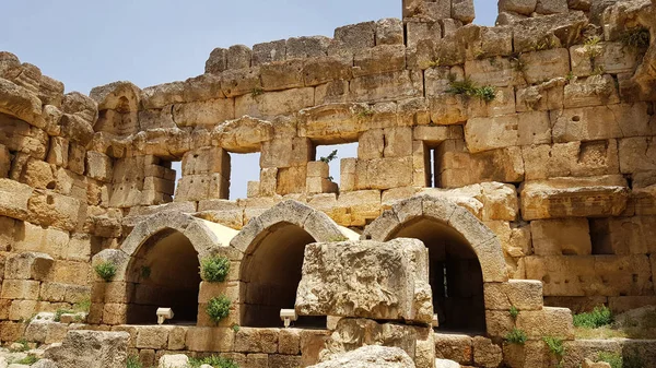 O pátio hexagonal. As ruínas da cidade romana de Heliópolis ou Baalbeque no Vale do Beqaa. Baalbek, Líbano — Fotografia de Stock