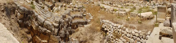 Prostokątny wielki sąd. Ruiny rzymskiego miasta Heliopolis lub Baalbek w dolinie Beqaa. Baalbek, Liban — Zdjęcie stockowe