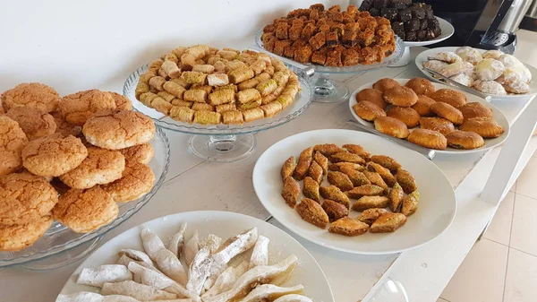 Baklava en andere Libanese zoetigheden. Libanese gerechten. Sidon, Libanon — Stockfoto