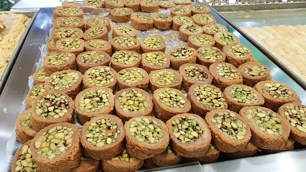 Bourma met pistachenoten. Libanese zoetigheden. Libanese gerechten. Sidon, Libanon — Stockfoto