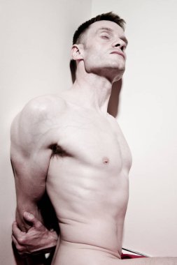 üstsüz seksi kaslı adam 