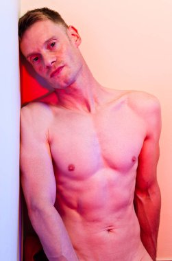 üstsüz seksi kaslı adam 