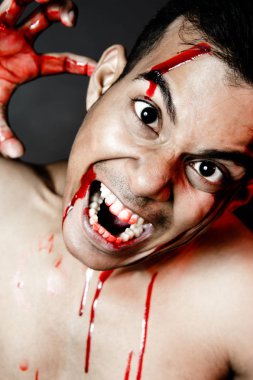 Onun yüzünde kan ile genç adam