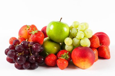 Beyaz arkaplanda meyveler