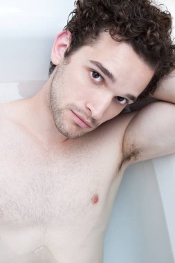 genç adam bir banyo 