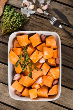 bir kavurma tepsisinde tatlı patates 