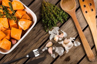 bir kavurma tepsisinde tatlı patates 