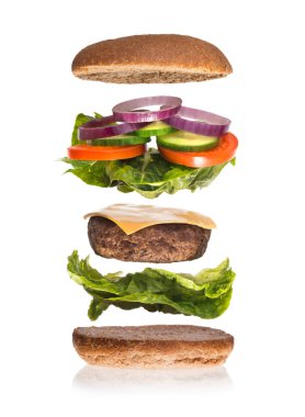 beyaz bir arka planda bir burger katmanları