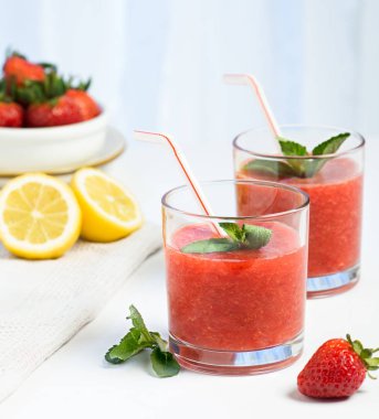 Bardakta çilekli smoothie.