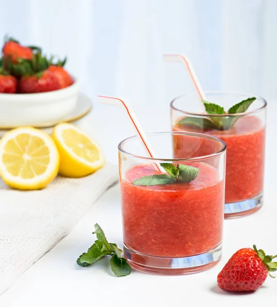 Bardakta çilekli smoothie.