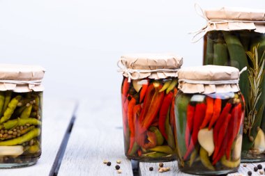 kavanozlarda salamura chilies