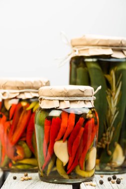 kavanozlarda salamura chilies