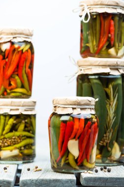 kavanozlarda salamura chilies