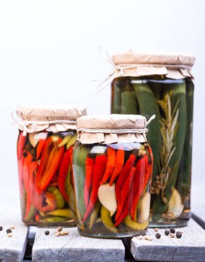 kavanozlarda salamura chilies